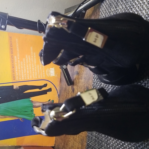 Marc Fisher caged black velvet pump - Picture 6 of 7